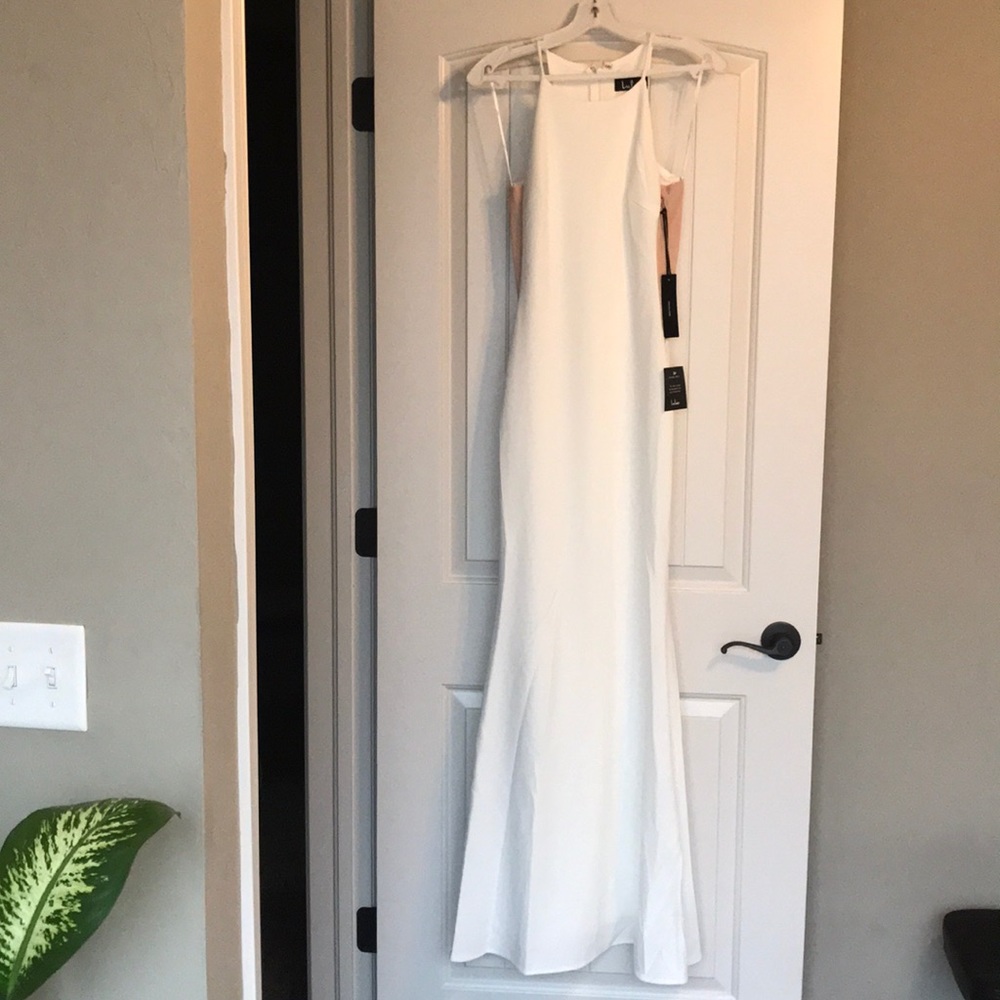ROMANTICISM WHITE FORMAL DRESS